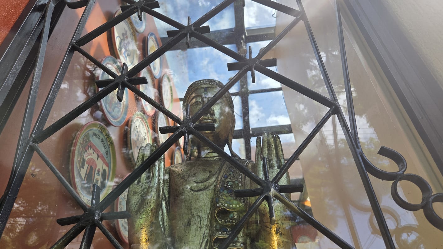 A decora&ccedil;&atilde;o &eacute; rica em detalhes e atemporal, com todo o mobili&aacute;rio, incluindo mesas e artigos, importado diretamente da &Iacute;ndia | Gustavo Marchant/Especial/JC