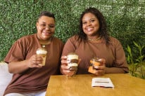 O casal Edy Oliveira e Thaw Leite est&aacute; &agrave; frente do Dueto Gourmet, iniciativa que nasceu dentro do pr&oacute;prio condom&iacute;nio, com copos da felicidade