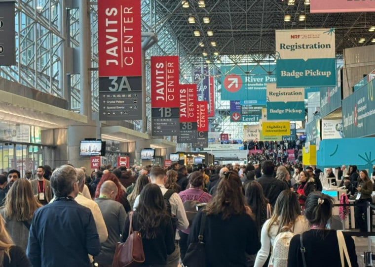 Palco da NRF 2026 em Nova York, evento considerado mais importante para o varejo