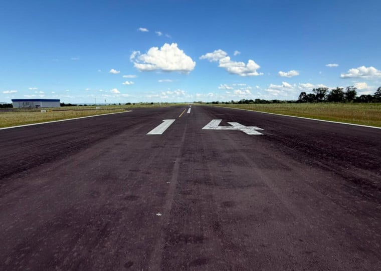 Localizado em área urbana , o aeroporto tem pista pavimentada de 1.280 metros