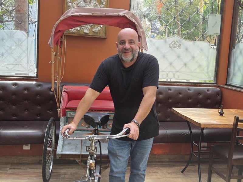 Para completar a ambienta&ccedil;&atilde;o, um tuk-tuk, ve&iacute;culo de tr&ecirc;s rodas t&iacute;pico da &Iacute;ndia
<br />Foto: Gustavo Marchant/Especial/JC