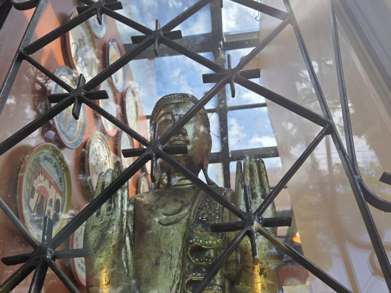 A decora&ccedil;&atilde;o &eacute; rica em detalhes e atemporal, com todo o mobili&aacute;rio, incluindo mesas e artigos, importado diretamente da &Iacute;ndia<br />Foto: Gustavo Marchant/Especial/JC