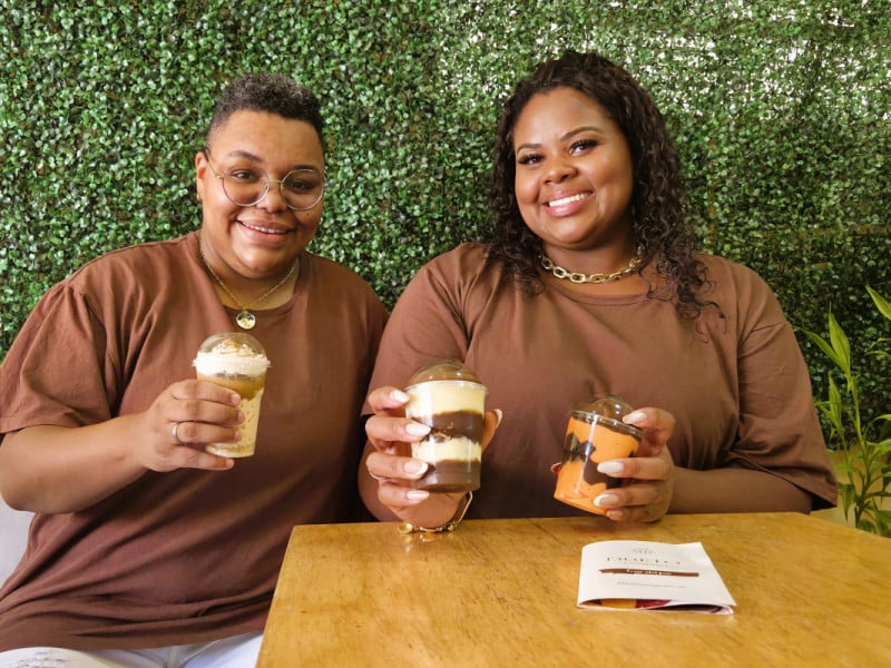 O casal Edy Oliveira e Thaw Leite est&aacute; &agrave; frente do Duo Gourmet, iniciativa que nasceu dentro do pr&oacute;prio condom&iacute;nio, com copos da felicidade<br />Foto: Gustavo Marchant/Especial/JC