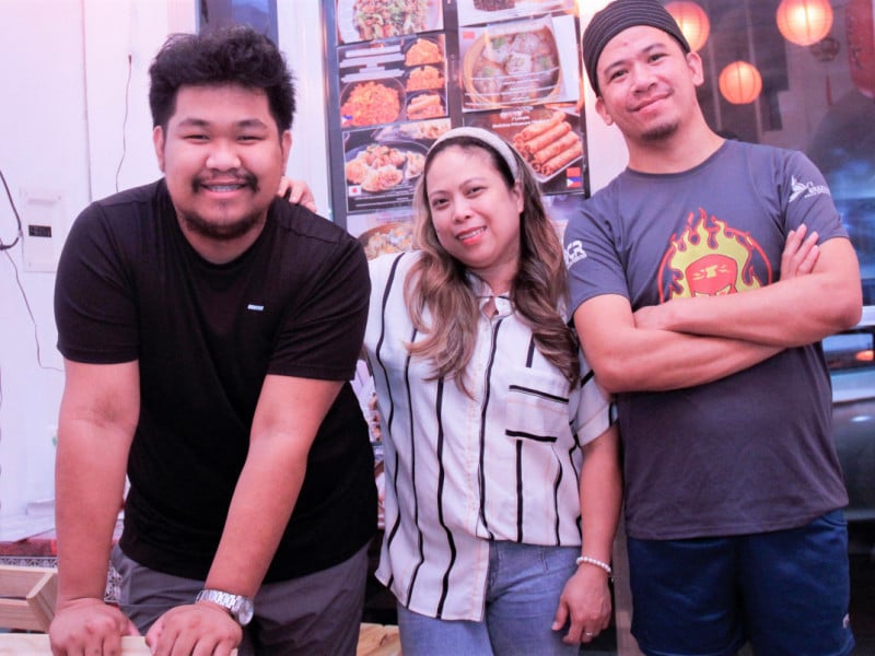 Jesrae Cudal Laguna, Marjorie Ann Castillo Tamio e Estelito Senajonon s&atilde;o os s&oacute;cios &agrave; frente do Jejori Dimsum Haus
<br />Foto: EVANDRO OLIVEIRA/JC