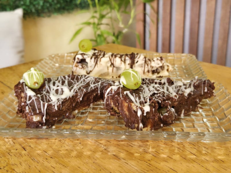 &Agrave; base de biscoito, a torta de bombom com uva &eacute; recheada com creme de ninho, uvas frescas e chocolate ao redor<br />Foto: Gustavo Marchant/Especial/JC