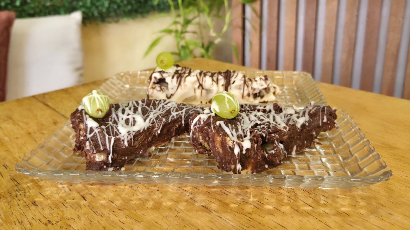 &Agrave; base de biscoito, a torta de bombom com uva &eacute; recheada com creme de ninho, uvas frescas e chocolate ao redor | Gustavo Marchant/Especial/JC
