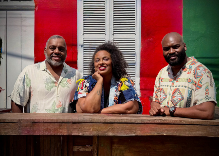 André Nascimento (esq), Andréa Cavalheiro e Edu Moreira conduzem um baile carnavalesco à moda antiga no sábado