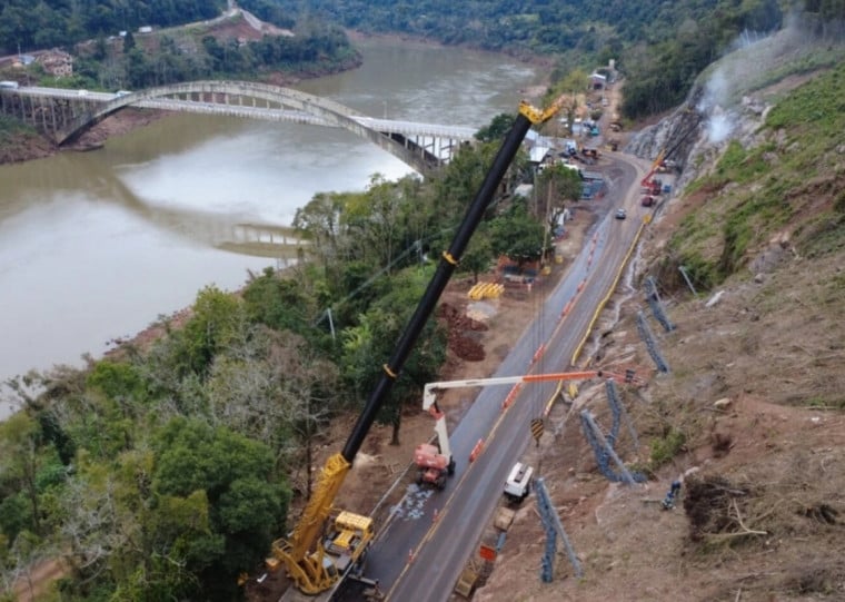 Motivo &eacute; a desmontagem do guindaste de grande porte utilizado no i&ccedil;amento das vigas met&aacute;licas do viaduto em constru&ccedil;&atilde;o