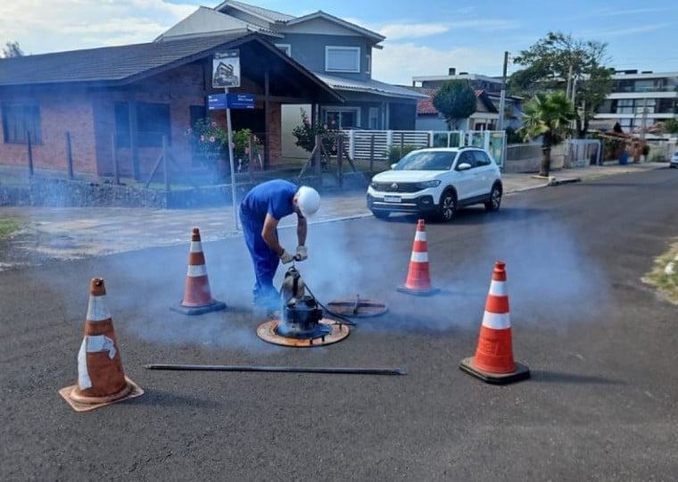 As vistorias nas redes de esgoto são feitas com uso do método conhecido como fumacê