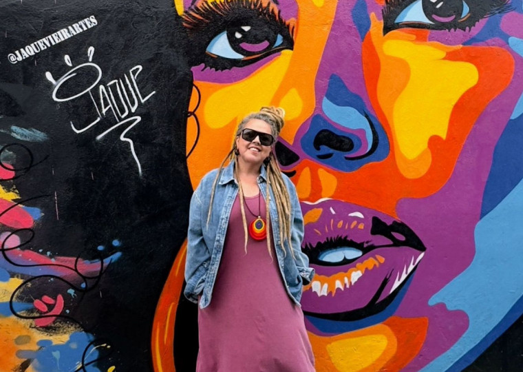 Mostra gratuita reúne 15 obras que celebram a experiência feminina e os vínculos afetivos
