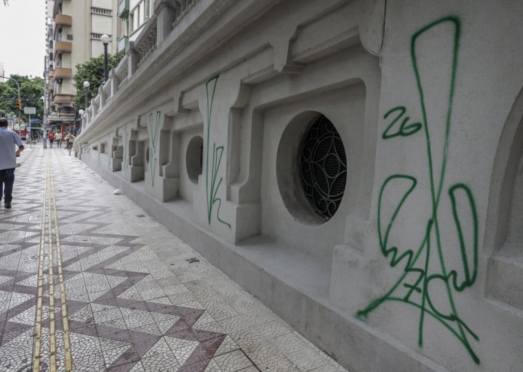 São sete pichações, sendo uma maior em preto e outras seis em verde São sete pichações, sendo uma maior em preto e outras seis em verde