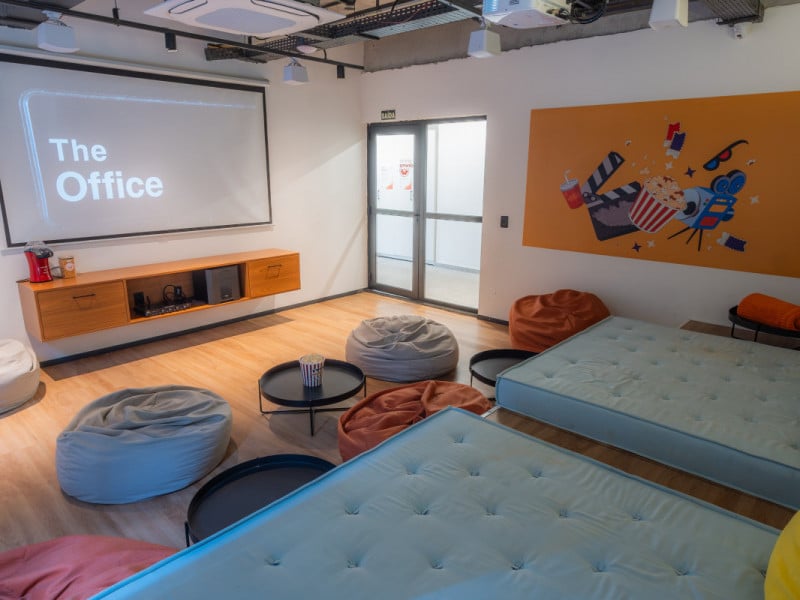 A Uliving conta com espa&ccedil;os de lazer, como salas de cinema<br />Foto: Uliving/Divulga&ccedil;&atilde;o/JC