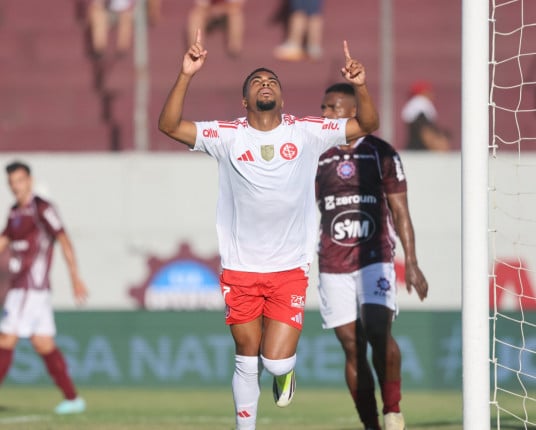 Com um a mais, Inter vence o Caxias no Centenário e mantém liderança