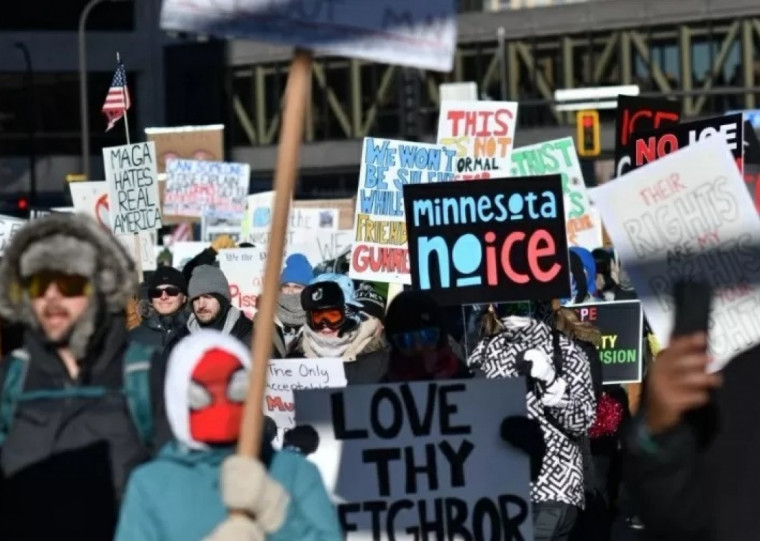 Protesto contra o ICE em Minneapolis, Minnesota, onde duas pessoas foram mortas pelos agentes federais de imigração 