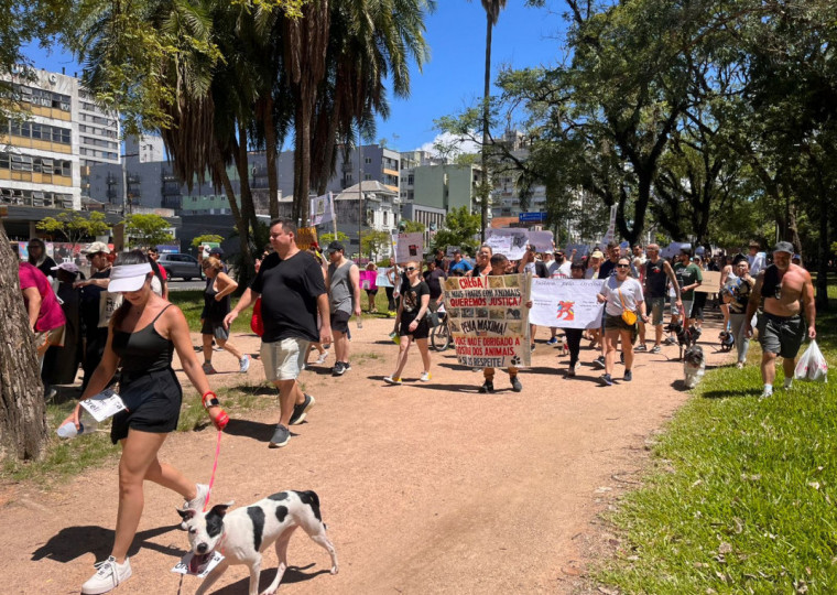 Manifestantes pediam responsabilização de suspeitos por assassinar o cachorro comunitário e a federalização do julgamento