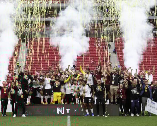 Carrillo brinca após título corintiano: 'Não tem dinheiro para contratar, mas levanta troféu'