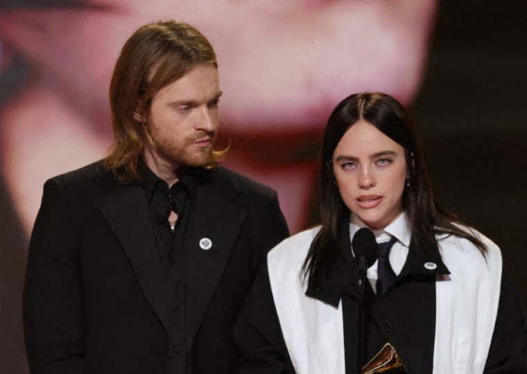 "Ninguém é ilegal em terra roubada", disse a cantora e compositora Billie Eilish, após receber o prêmio de Canção do Ano
