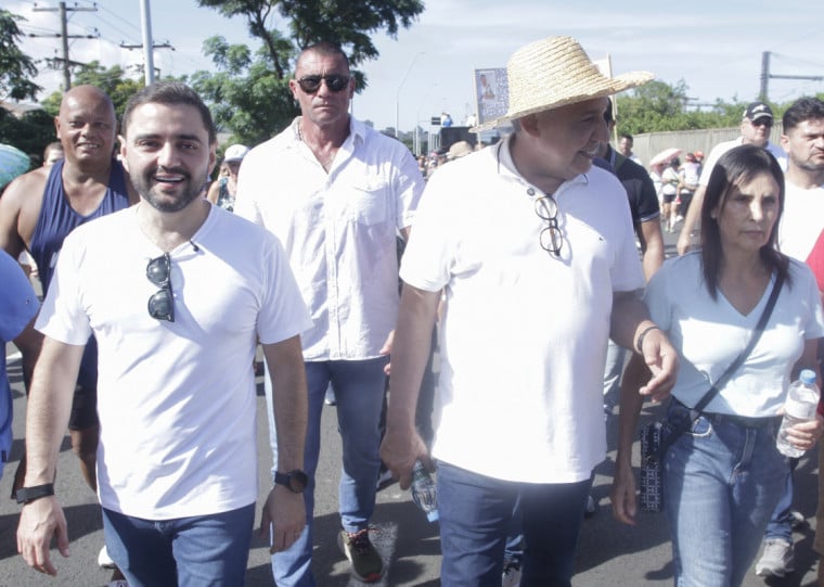 Vice-governador Gabriel Souza, prefeito Sebastião Melo e a primeira-dama, Valéria Leopoldino, participaram da missa de abertura do evento e também da procissão