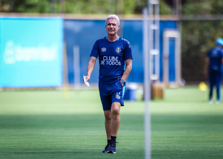 Luís Castro comanda treino em preparação para o confronto contra o time carioca