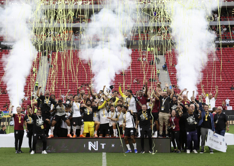 Equipe paulista bateu os cariocas por 2 a 0 no estádio Mané Garrincha e levantou a taça 
