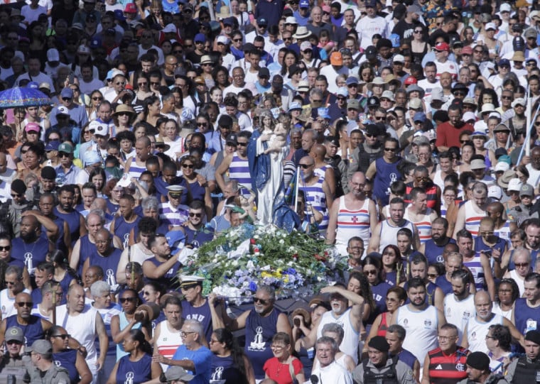 Público percorreu 4,5 km a pé até a Praça dos Navegantes, em uma caminhada pelas avenidas Mauá e Castelo Branco