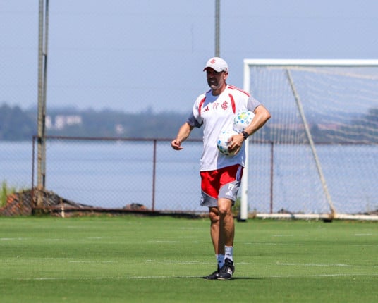 Em busca da primeira vitória, Inter visita o Flamengo em baixa
