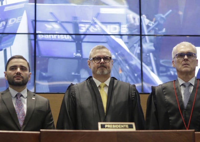 O desembargador Eduardo Uhlein, presidente do TJRS, ao lado do vice-governador Gabriel Souza e o procurador geral do Estado Alexandre Saltz