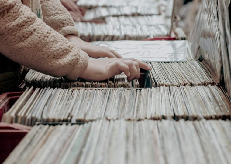 Evento marca novo ciclo do espaço com discotecagens em vinil e entrada franca
