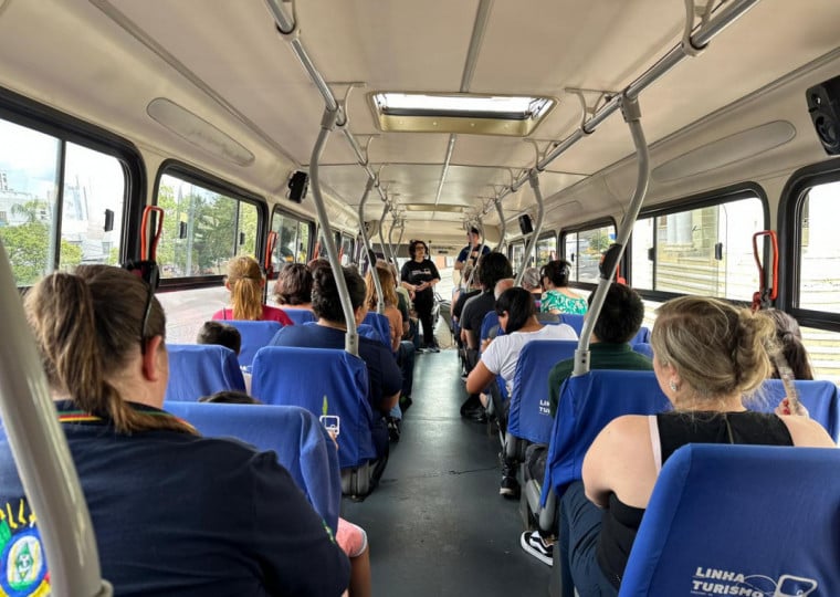 Os passeios contam com transporte gratuito em ônibus, acompanhamento de guia e condutor de turismo, além de animação musical e atividades culturais