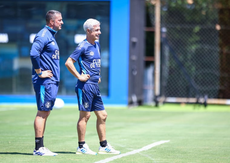 Técnico português conta com as voltas de Kannemann e João Pedro para o confronto