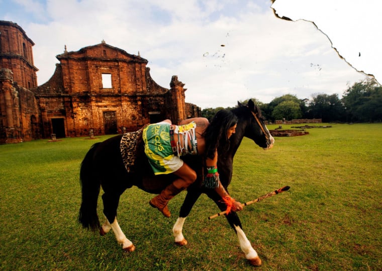 Abertura reúne obras de Elcio Rossini e mostra coletiva sobre território, com encontro educativo ‘Conversas de Casa’
