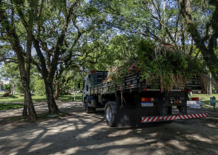 A poda da grama no parque é realizada por meio de parceria com uma empresa terceirizada de capina e roçada, a Cootravipa