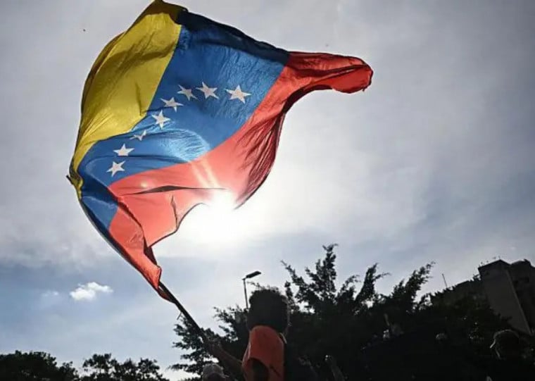 Sob pressão de Washington, Caracas anunciou mudanças na economia e começou a afrouxar a sua máquina de repressão