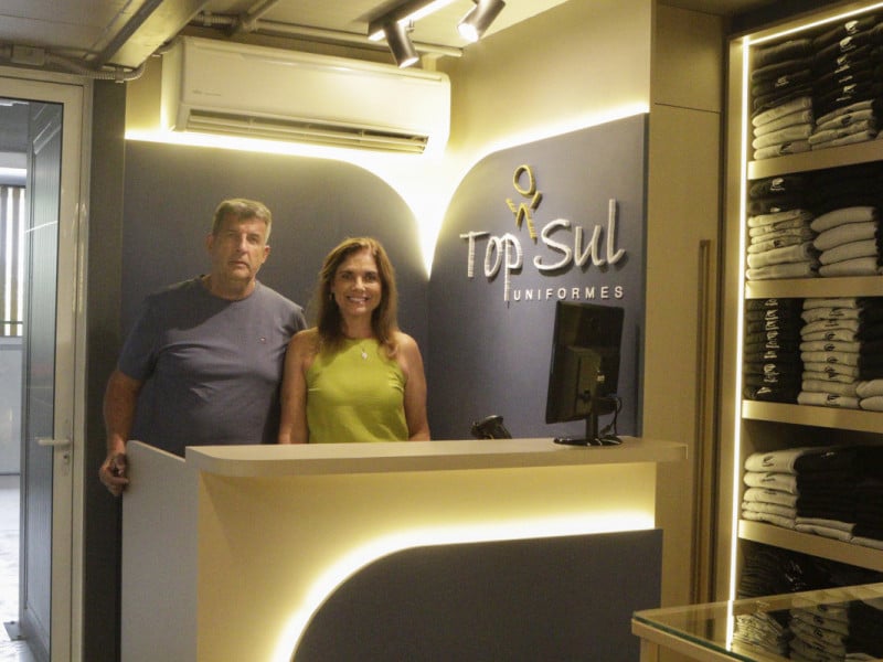 Luiz Carlos Alexandre e Edilaine Frizzo comandam a Top Sul Uniformes<br />Foto: FABIOLA CORREA/JC