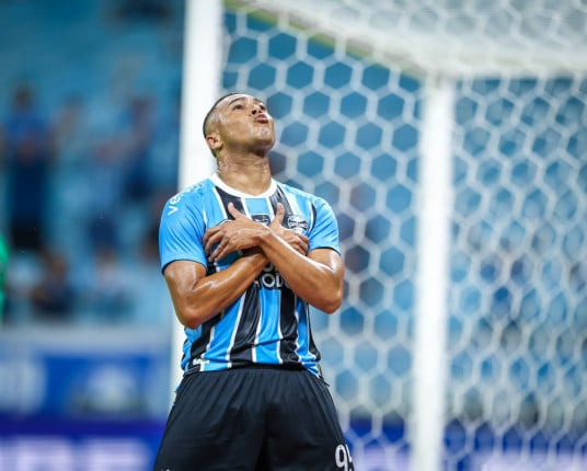 Com três gols de Carlos Vinícius, Grêmio vira sobre o Botafogo e vence a primeira no Brasileirão