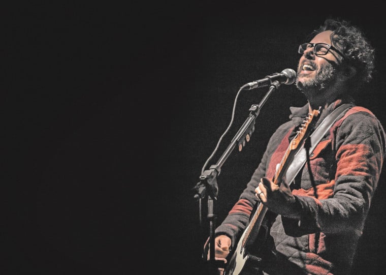 Cantor e compositor estreia sua nova turnê no Teatro Unisinos, com sessões nesta quinta (5) e na sexta-feira (6)