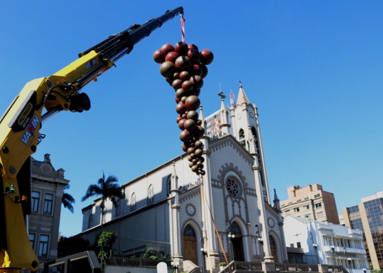 Estrutura que remete à Festa da Uva foi instalada na praça Dante Alighieri