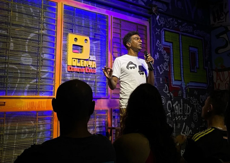 Casa de comédia recebe shows nacionais e noites temáticas ao longo do mês
