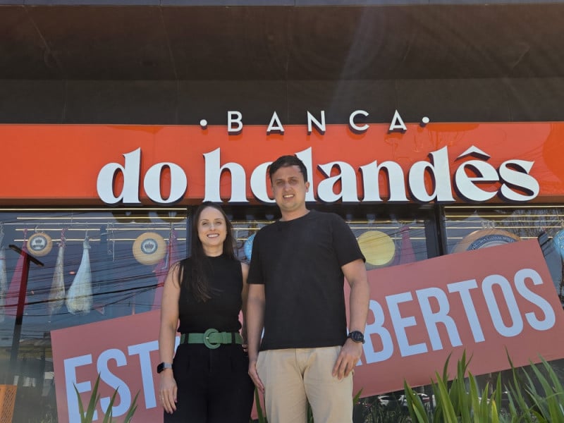 Renata Alc&acirc;ntara e Louren&ccedil;o Rosa s&atilde;o filhos de S&eacute;rgio Rosa e trabalham desde cedo na Banca do Holand&ecirc;s<br />Foto: Dener Pedro/Especial/JC
