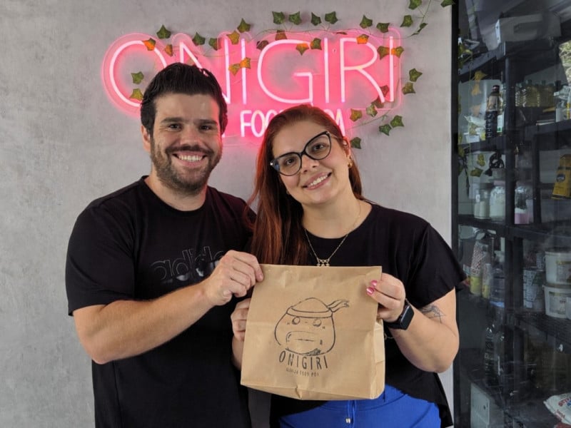 Arthur e Juliana est&atilde;o &agrave; frente do Onigiri Ninja Poa<br />Foto: Gustavo Marchant/Especial/JC