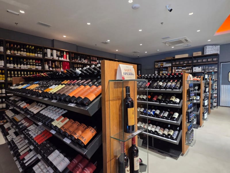 O espa&ccedil;o de vinhos e espumantes da Banca do Holand&ecirc;s tem mais de 2,5 mil r&oacute;tulos<br />Foto: Dener Pedro/Especial/JC
