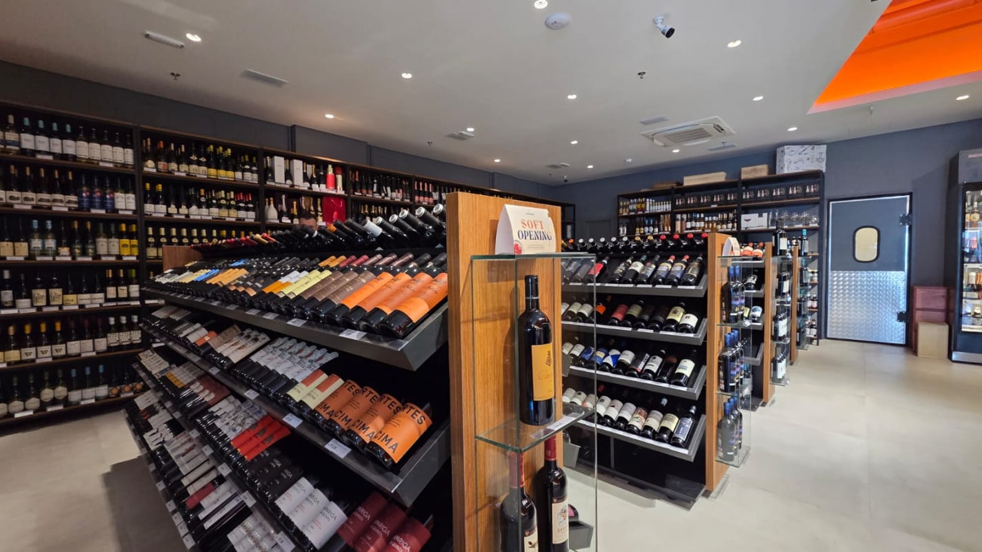 O espa&ccedil;o de vinhos e espumantes da Banca do Holand&ecirc;s tem mais de 2,5 mil r&oacute;tulos | Dener Pedro/Especial/JC