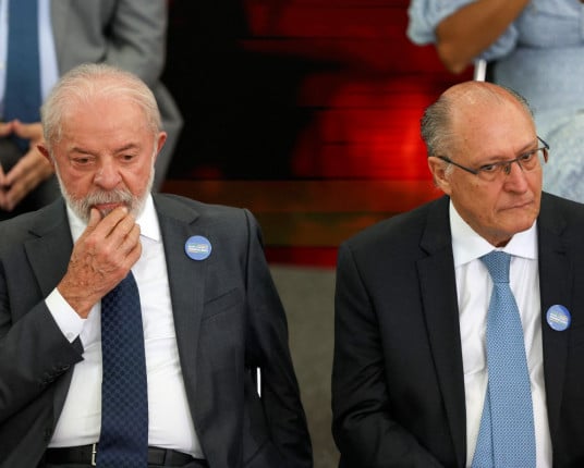 Lula procura partidos do centrão e cogita vice do MDB para isolar Flávio Bolsonaro