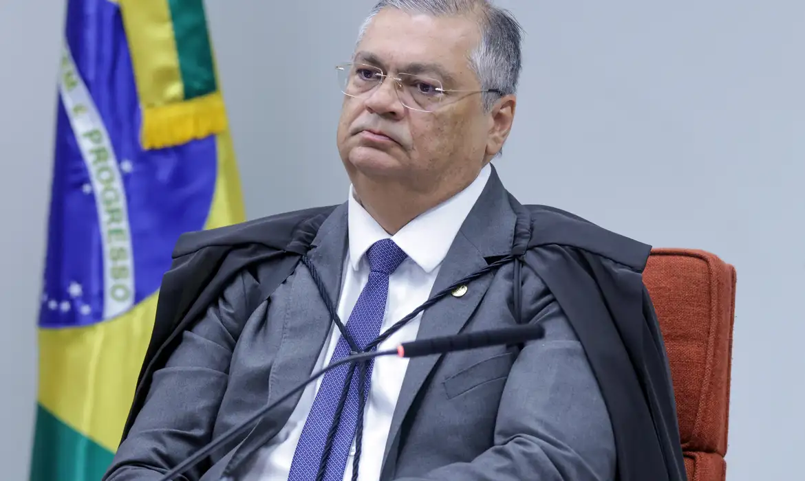Suspensão dos penduricalhos foi decidida em um processo no qual Dino negou o pagamento de auxílio-alimentação retroativo a um juiz de Minas Gerais