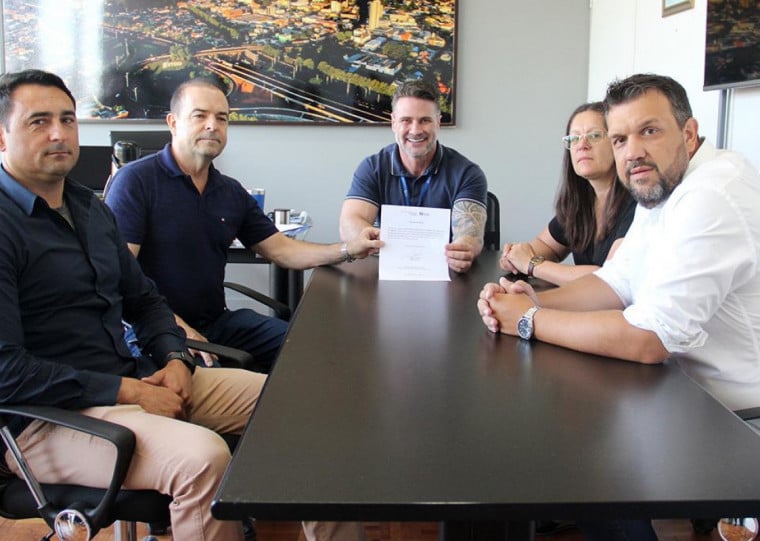 Ordem de início foi assinada pelo prefeito Felipe Costella (c), em comjunto com a empresa Construsinos, responsável pela realização da obra