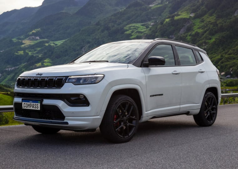 Rodas de liga-leve são de 19 polegadas, e a carroceria possui teto solar panorâmico