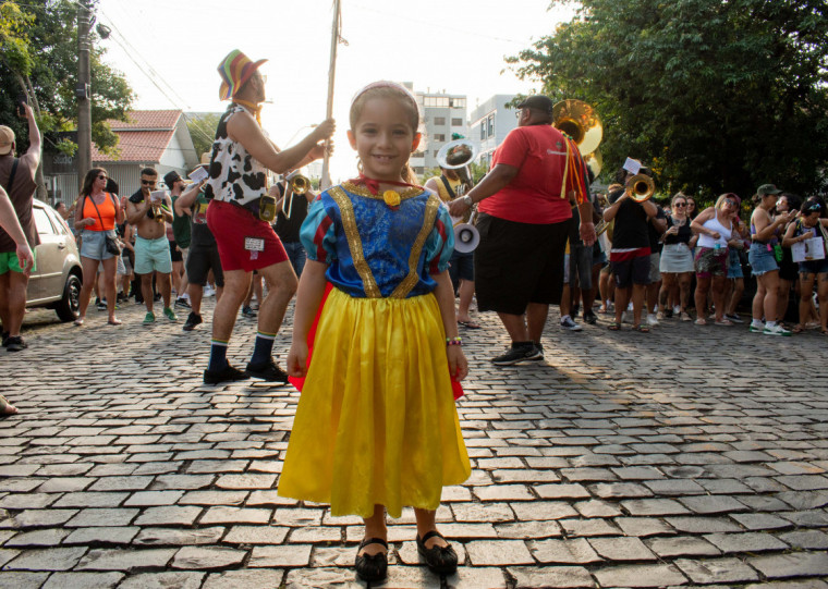 Fanfarra ocupa as ruas da cidade, neste sábado (7), abrindo o carnaval na Serra Gaúcha  