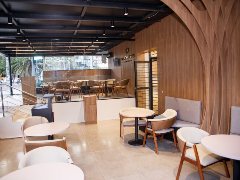 Espa&ccedil;o cont&eacute;m sala de vidro privativa pensada para reuni&otilde;es<br />Foto: Eduarda Ferreira/Divulga&ccedil;&atilde;o/JC