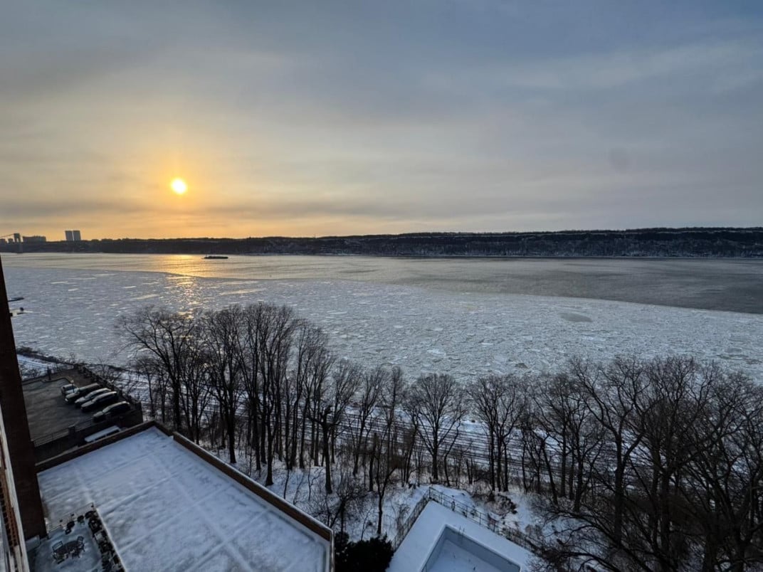 O frio intenso provoca a formação de gelo em trecho do rio Hudson, em Riverdale, no Bronx | PATRÍCIA COMUNELLO/ESPECIAL/JC