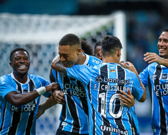 Grêmio vence Novo Hamburgo em Porto Alegre e confirma vaga nas semifinais do Gaúcho